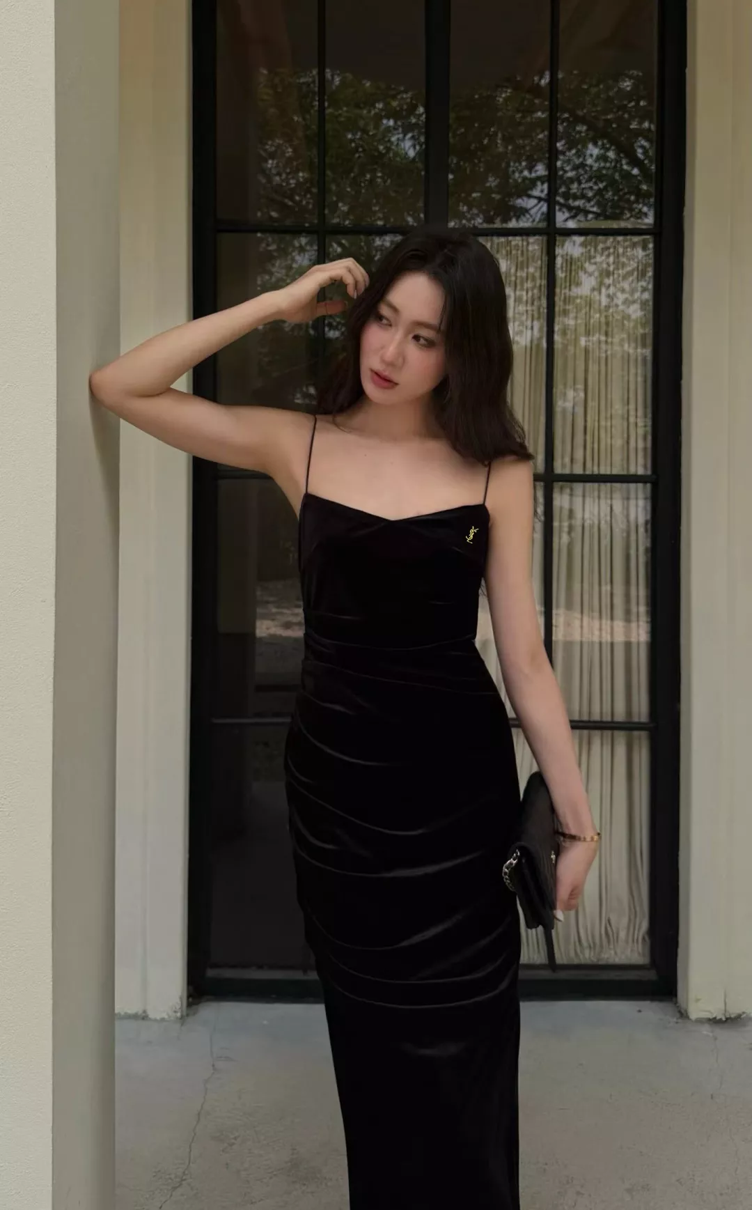 입생로랑 벨벳 브이넥 셔링 여성용 원피스 상세 이미지 33