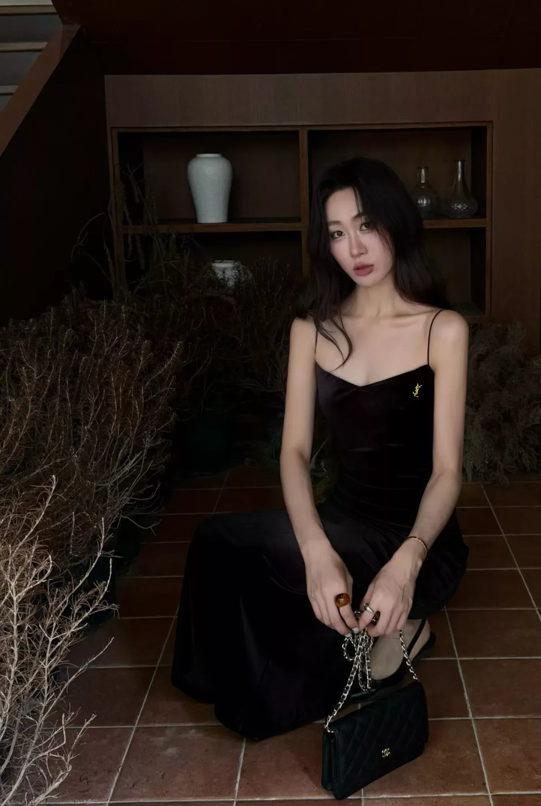 입생로랑 벨벳 브이넥 셔링 여성용 원피스 상세 이미지 34