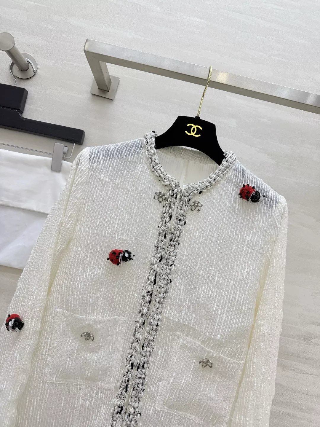샤넬 입체 무당벌레 장식 여성용 버튼 재킷 상세 이미지 2