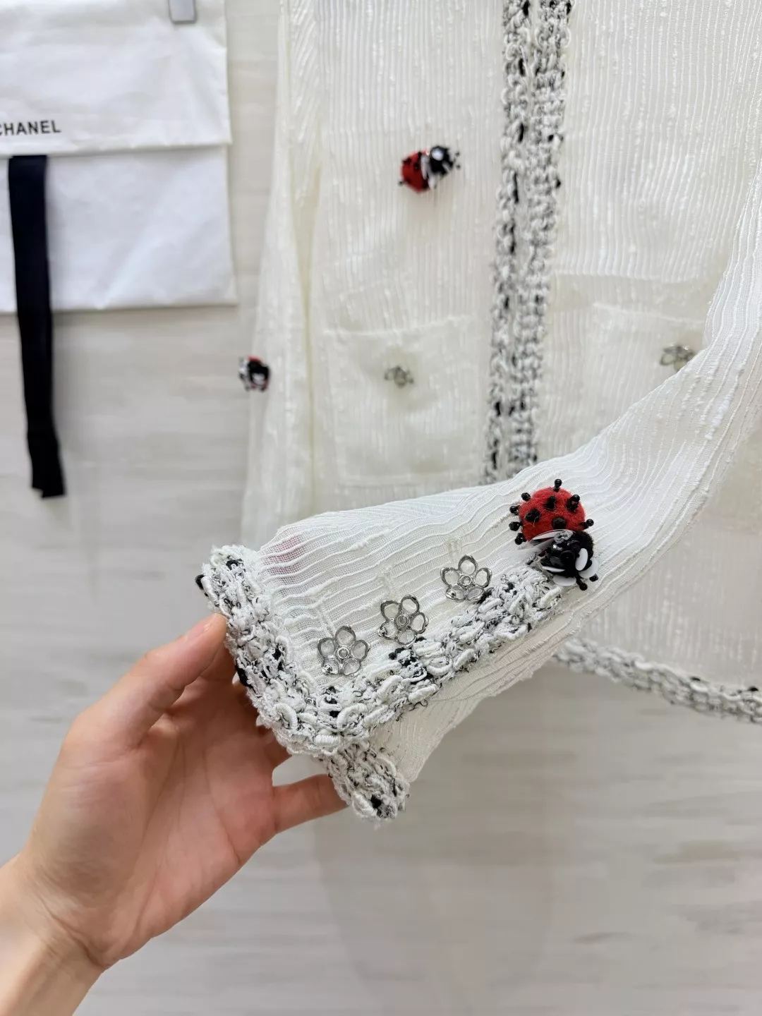 샤넬 입체 무당벌레 장식 여성용 버튼 재킷 상세 이미지 4