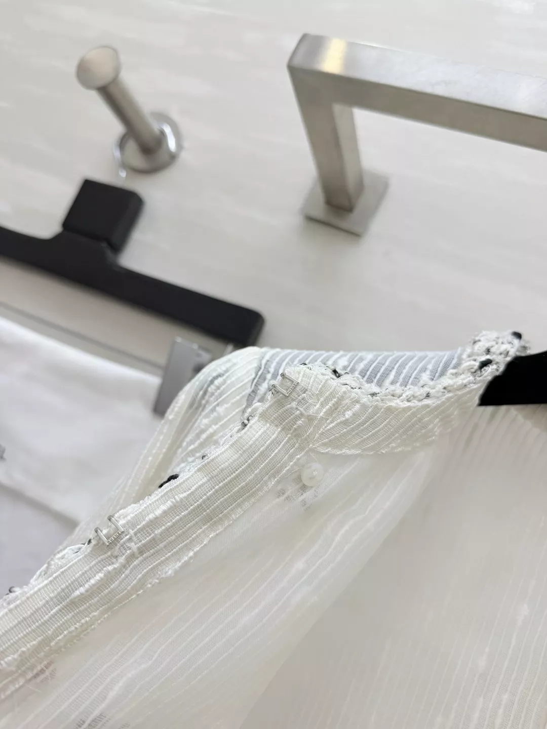 샤넬 입체 무당벌레 장식 여성용 버튼 재킷 상세 이미지 6