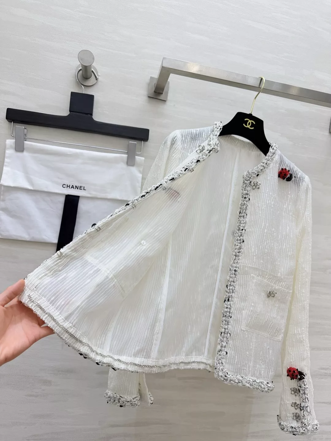 샤넬 입체 무당벌레 장식 여성용 버튼 재킷 상세 이미지 8