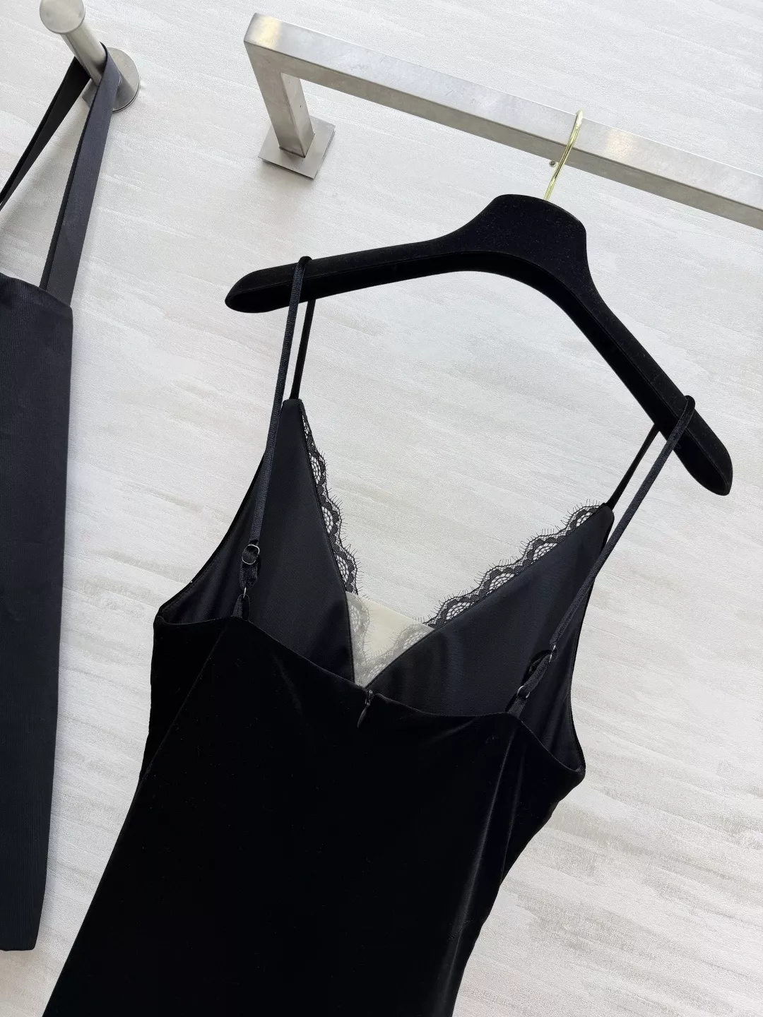 입생로랑 벨벳 레이스 끈형 여성용 원피스 상세 이미지 8