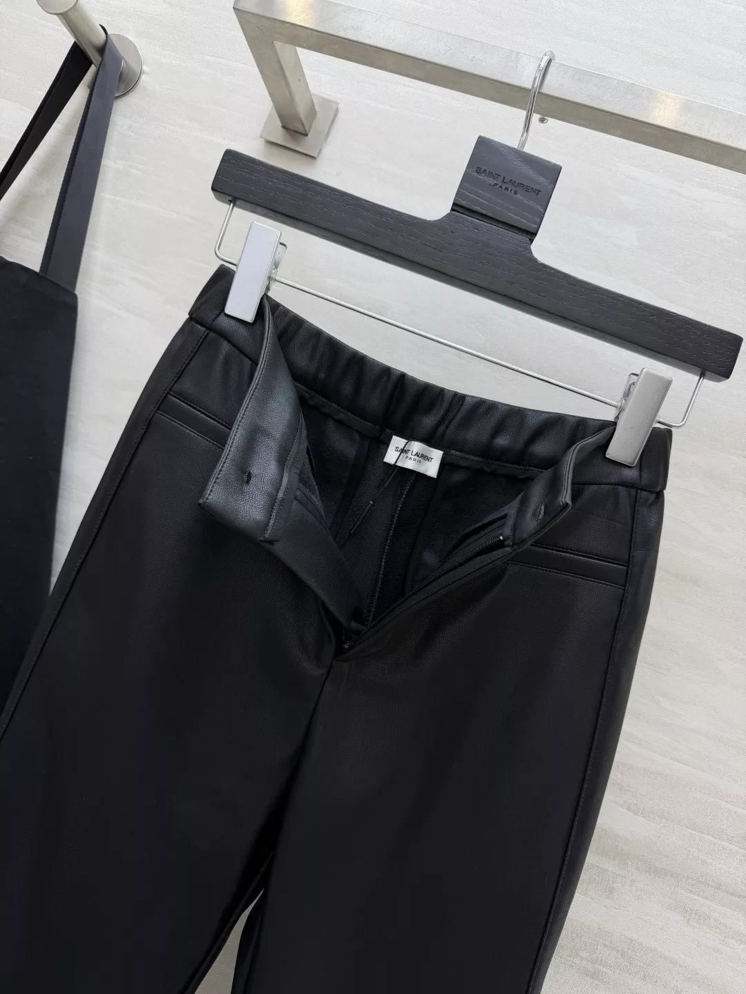 입생로랑 무광 하이웨이스트 여성용 가죽 팬츠 상세 이미지 3