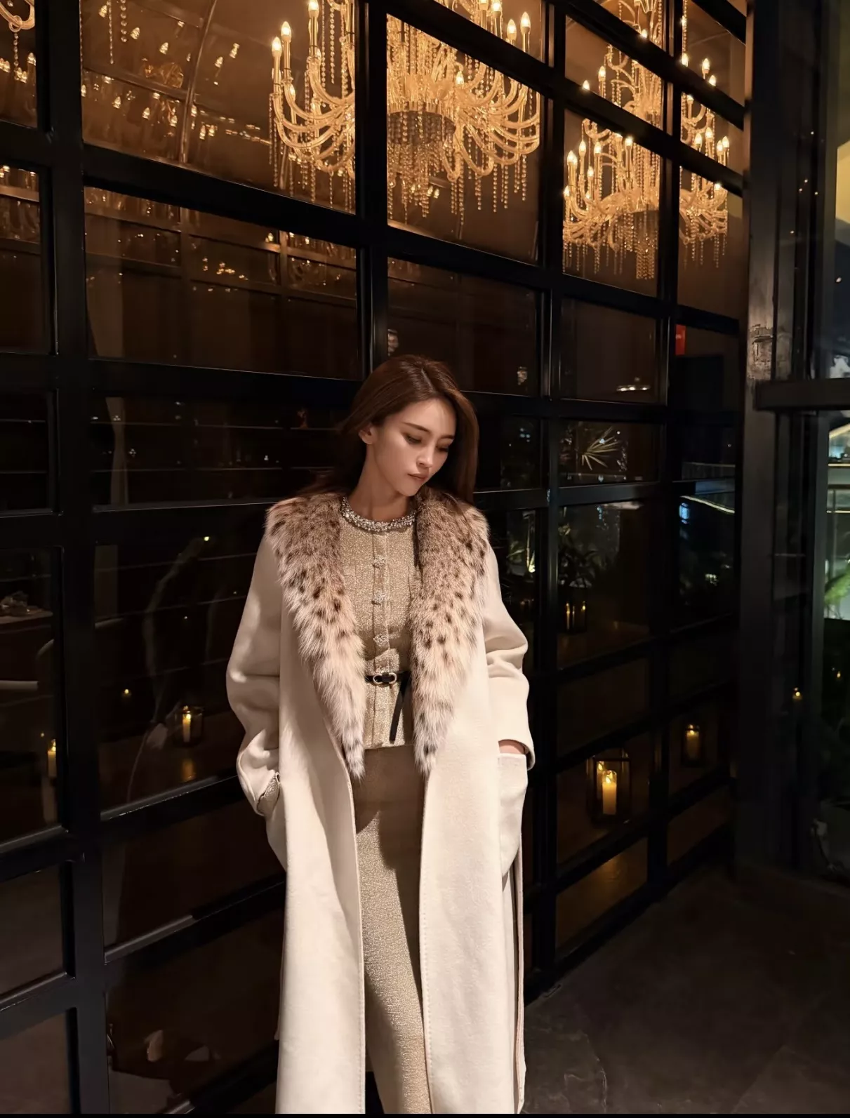 로로피아나 탈착 모피 칼라 로브형 여성용 롱 코트 상세 이미지 101