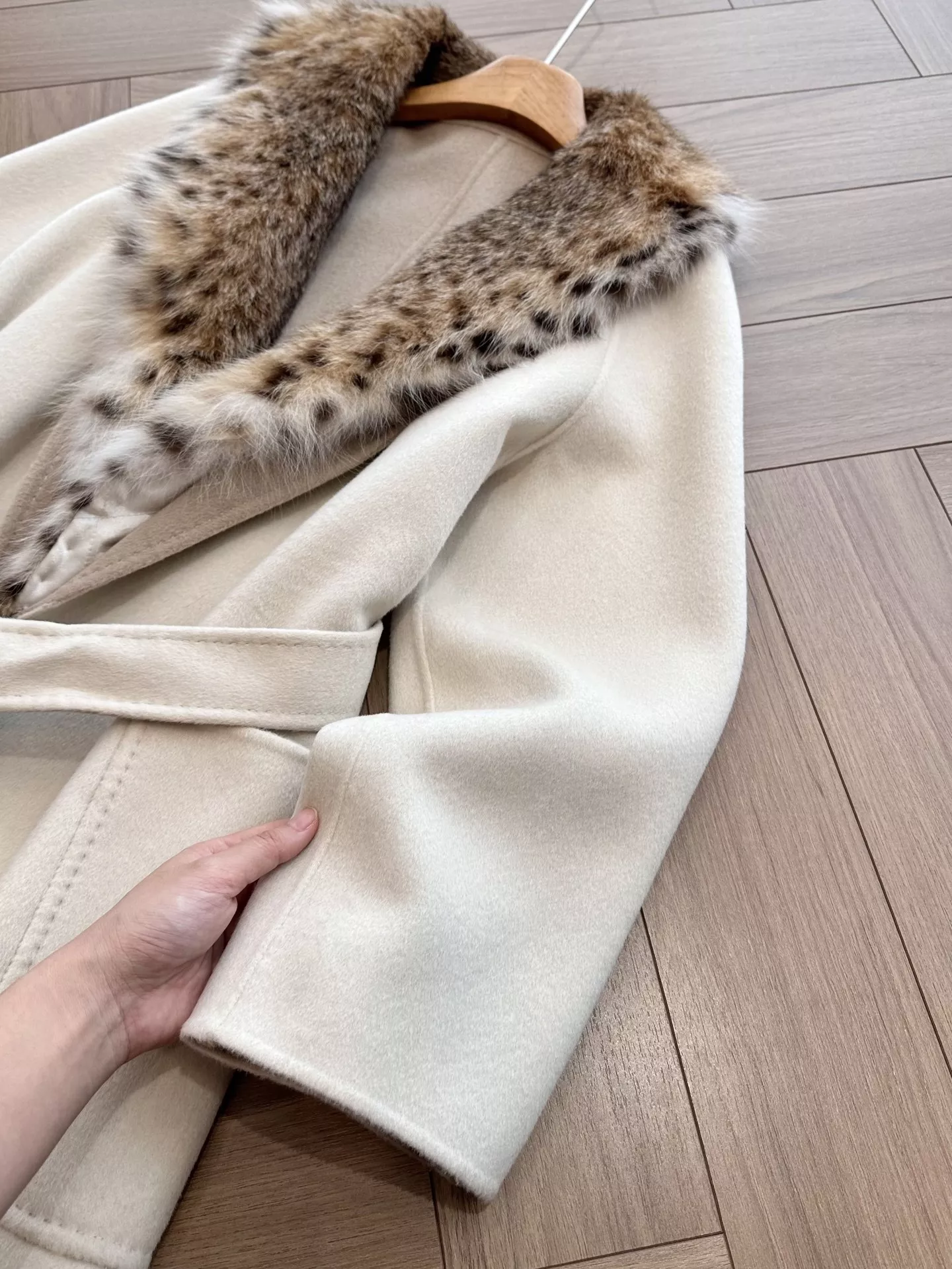 로로피아나 탈착 모피 칼라 로브형 여성용 롱 코트 상세 이미지 22