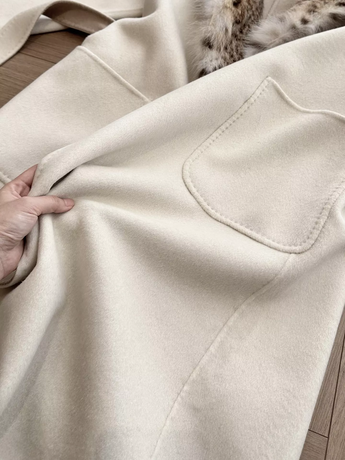 로로피아나 탈착 모피 칼라 로브형 여성용 롱 코트 상세 이미지 33