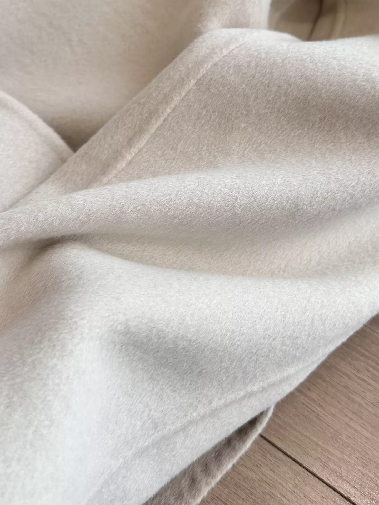 로로피아나 탈착 모피 칼라 로브형 여성용 롱 코트 상세 이미지 40