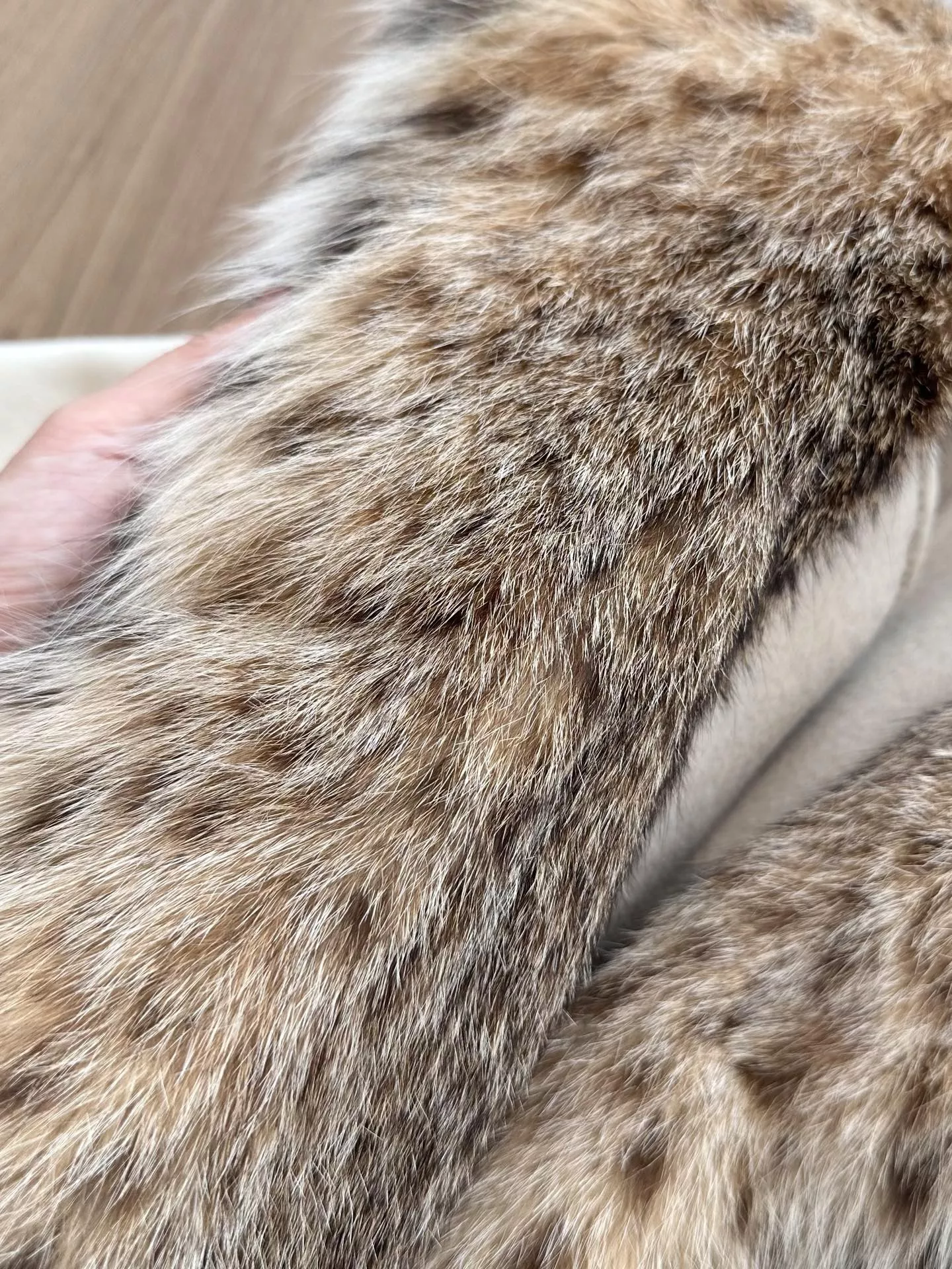 로로피아나 탈착 모피 칼라 로브형 여성용 롱 코트 상세 이미지 64