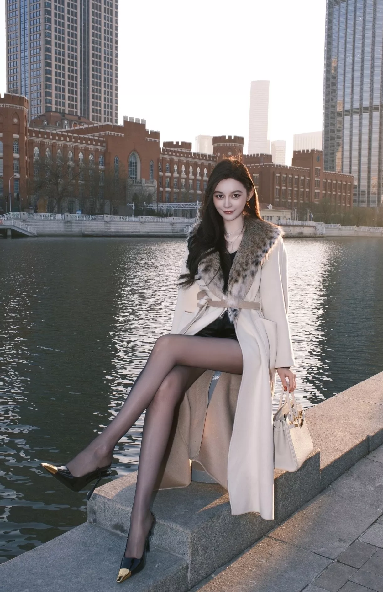 로로피아나 탈착 모피 칼라 로브형 여성용 롱 코트 상세 이미지 90