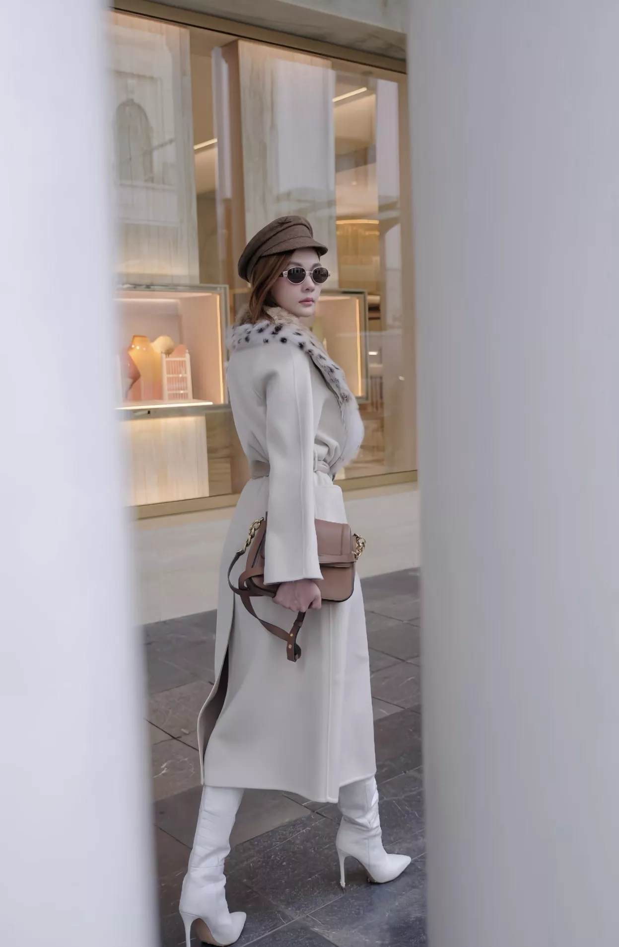로로피아나 탈착 모피 칼라 로브형 여성용 롱 코트 상세 이미지 95