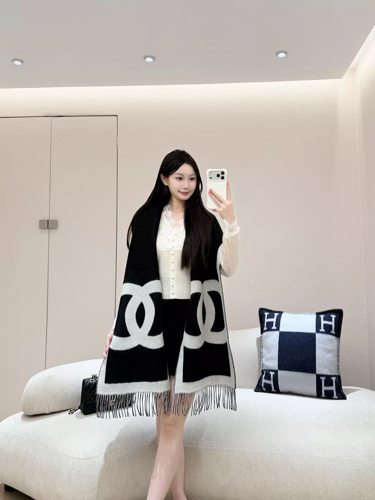 샤넬 양면 배색 대칭 로고 수술 머플러 상세 이미지 10