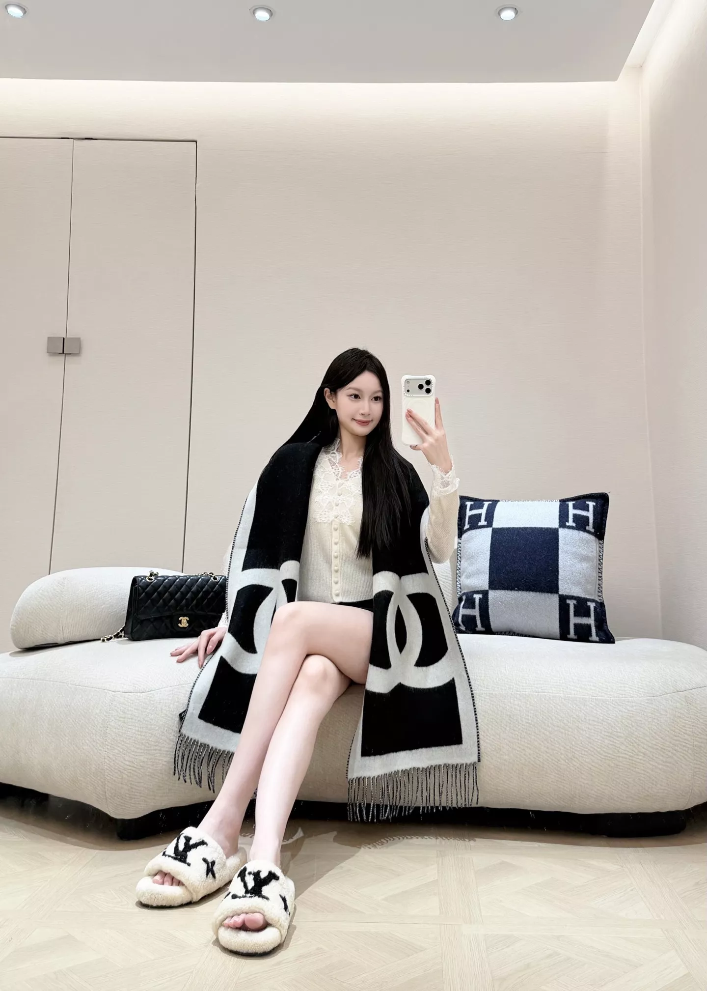 샤넬 양면 배색 대칭 로고 수술 머플러 상세 이미지 11