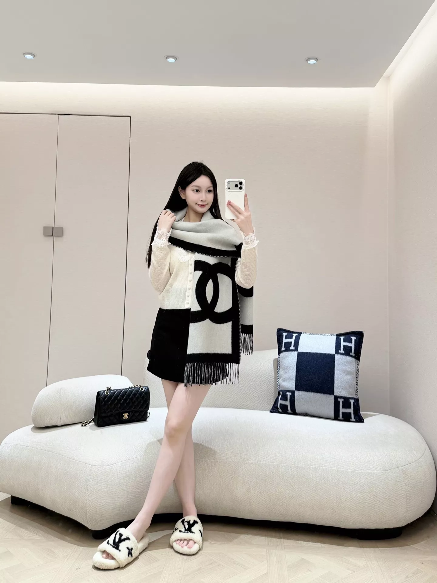 샤넬 양면 배색 대칭 로고 수술 머플러 상세 이미지 12