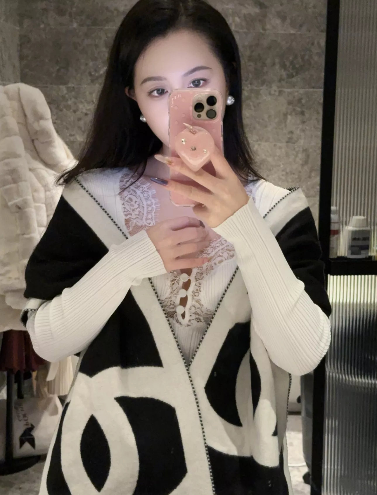샤넬 양면 배색 대칭 로고 수술 머플러 상세 이미지 16