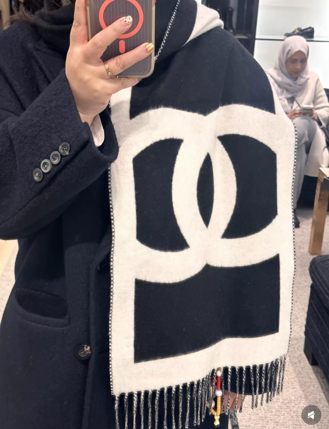 샤넬 양면 배색 대칭 로고 수술 머플러 상세 이미지 17