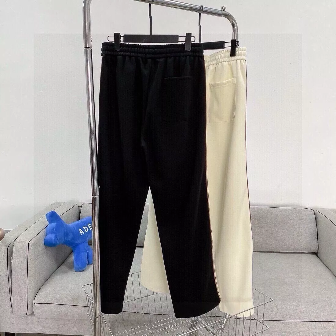 발렌시아가 로고 일자핏 남녀공용 트레이닝 팬츠 상세 이미지 4