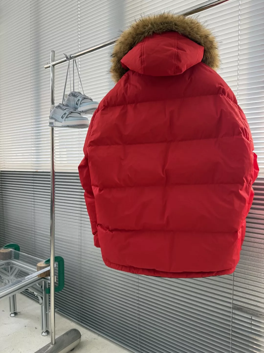 발렌시아가 양면 후드 로고 남녀공용 쇼트 패딩 상세 이미지 3