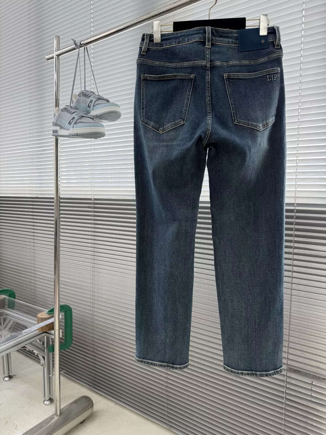 로로피아나 일자핏 패치 장식 남녀공용 데님 팬츠 상세 이미지 2