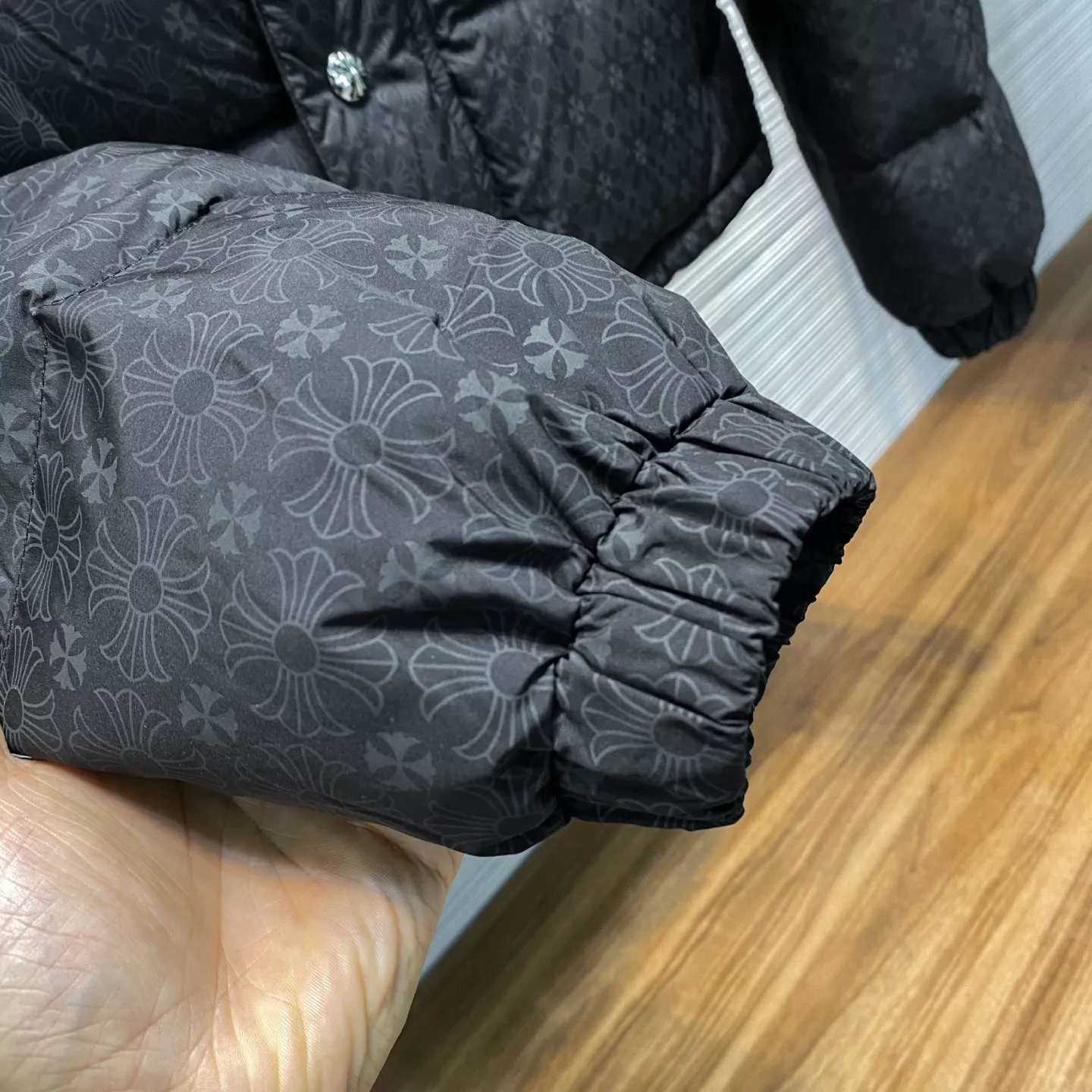 크롬하츠 스탠드넥 자카드 남녀공용 쇼트 패딩 상세 이미지 4