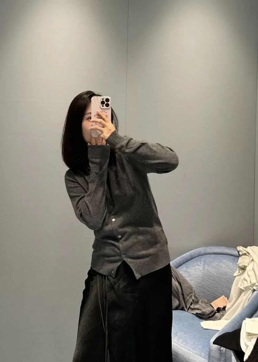미우미우 캐시미어 레터링 여성용 긴소매 가디건 상세 이미지 35