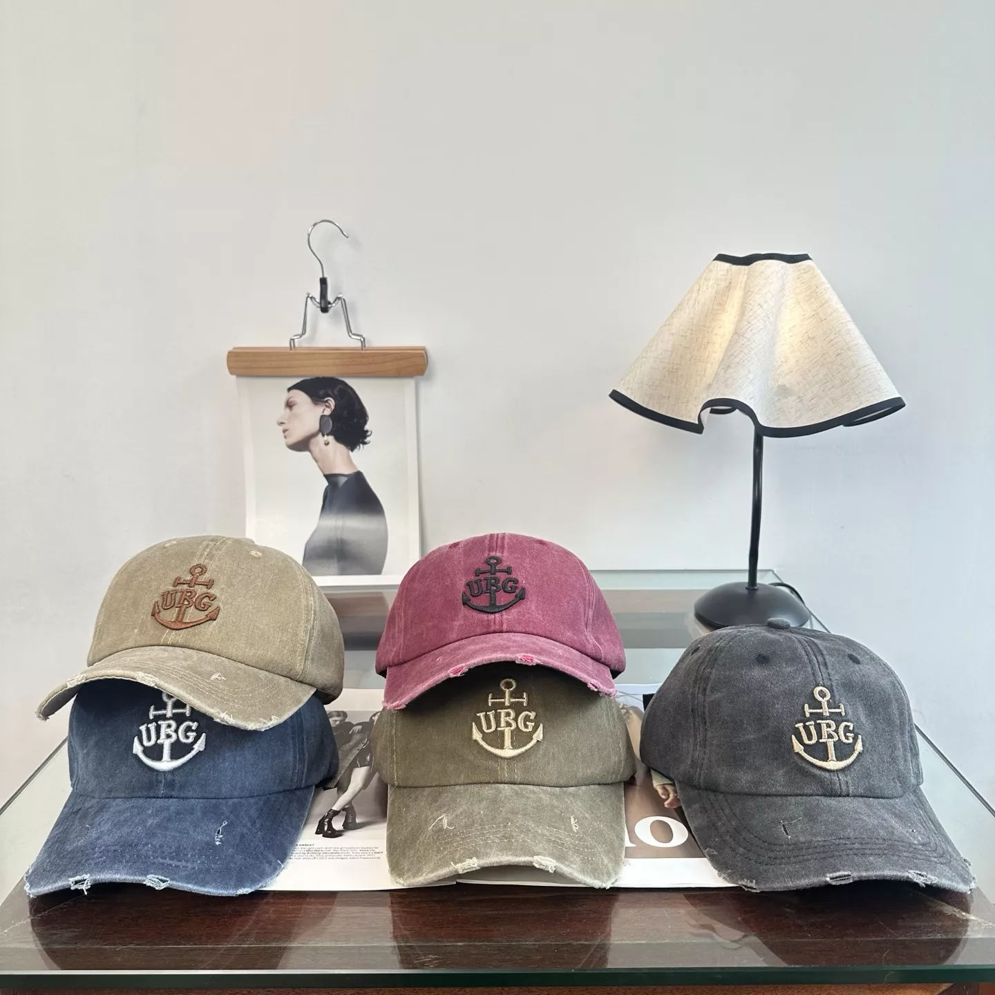 노브랜드 자수 장식과 빈티지 챙 디테일 볼캡 상세 이미지 1