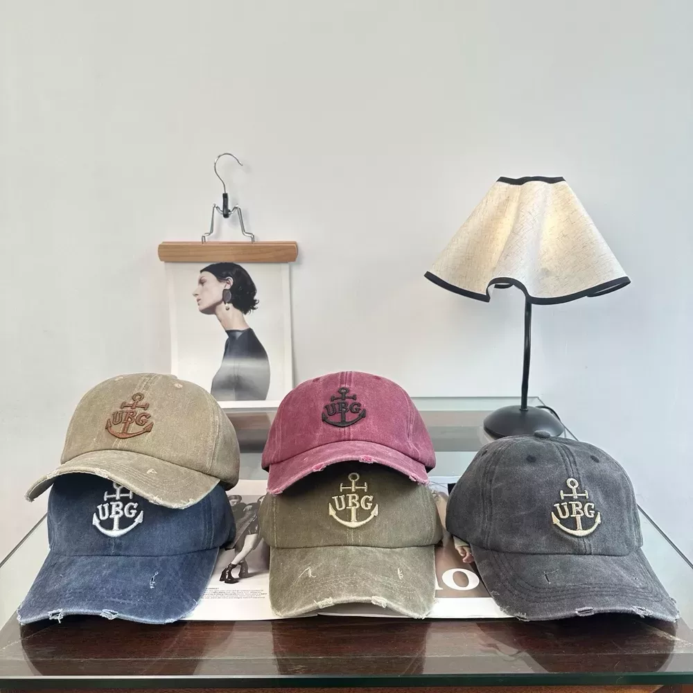 노브랜드 자수 장식과 빈티지 챙 디테일 볼캡