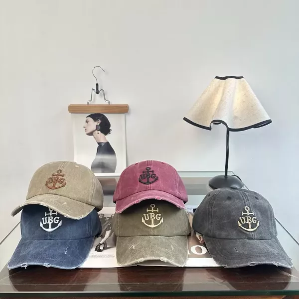 노브랜드 자수 장식과 빈티지 챙 디테일 볼캡