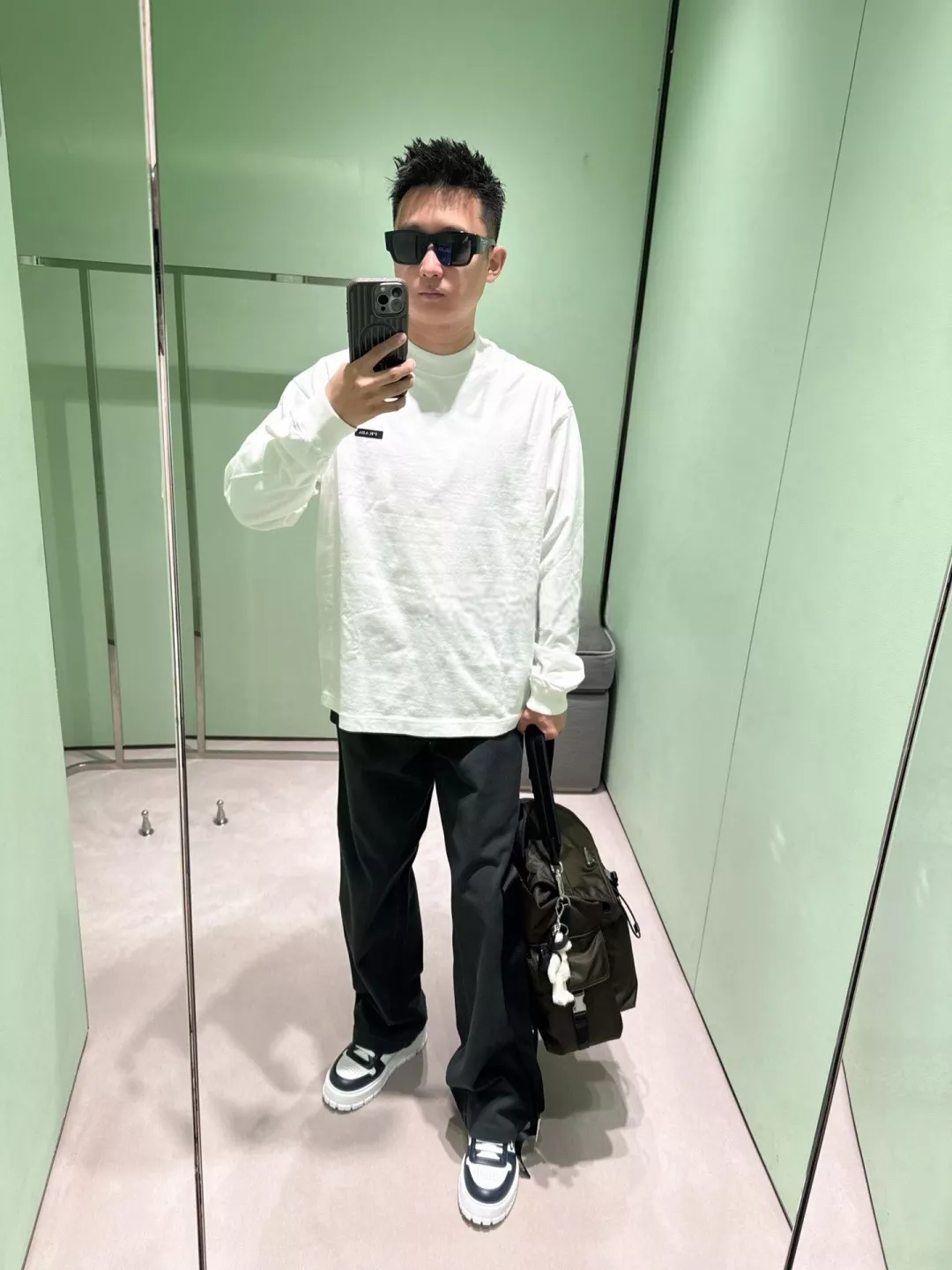 프라다 라운드넥 로고 남녀공용 긴소매 티셔츠 상세 이미지 20