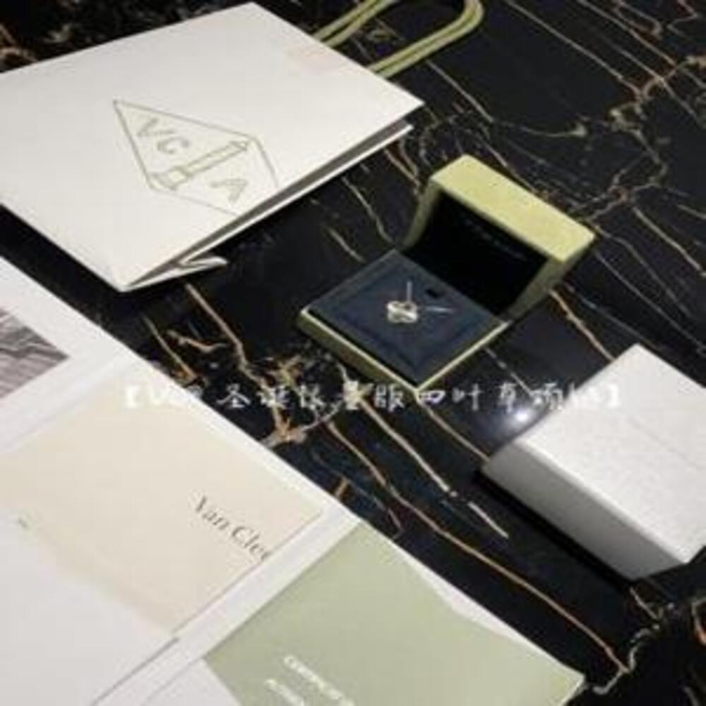 반클리프아펠 Van Cleef & Arpels 크리스마스 리미티드 에디션 4잎 클로버 목걸이