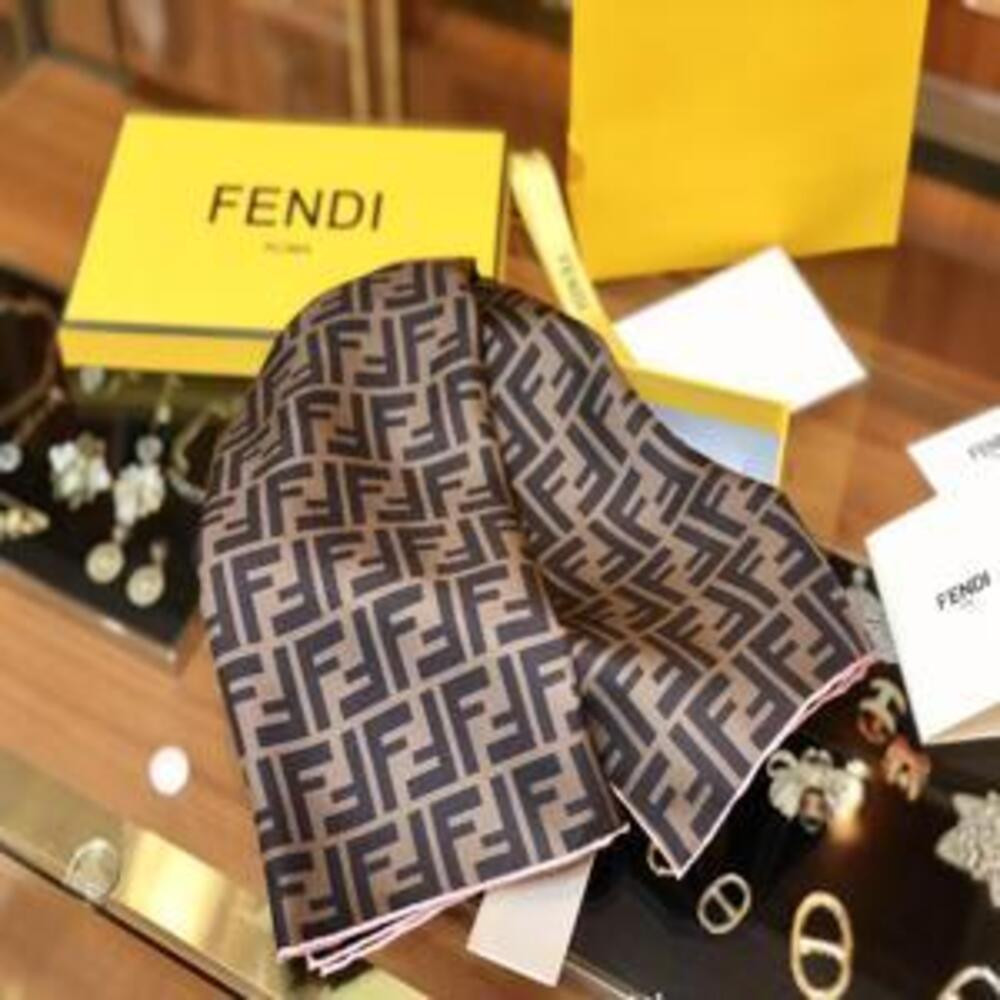 펜디 Fendi 복고풍 100% 실크 작은 스카프