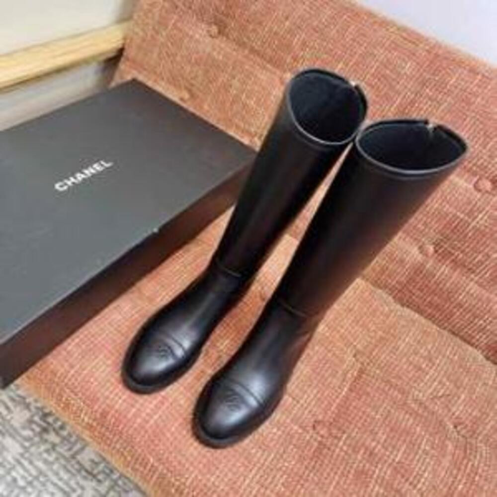 샤넬 2023 봄·여름 컬렉션 체인 장식 오버 니 하이 부츠
