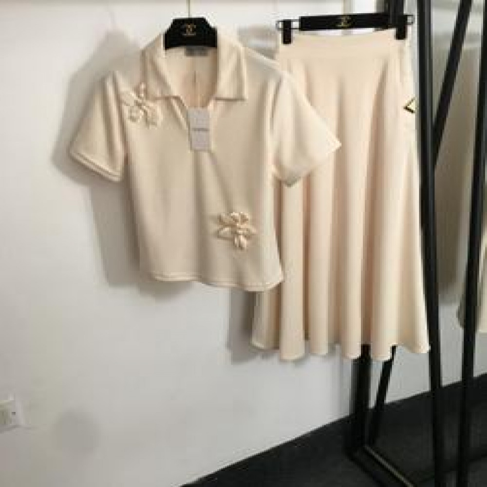 발렌티노 입체 플라워 장식 카라 반팔 티셔츠 + V로고 하이웨이스트 A라인 롱스커트 세트
