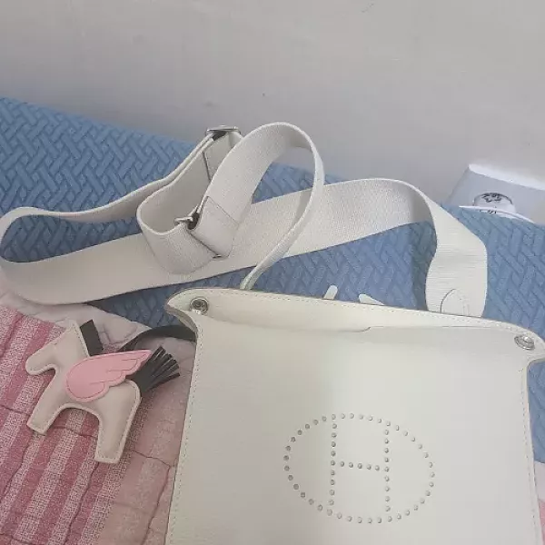 에르메스 박스형 실루엣의 미니 숄더백 상품후기 이미지